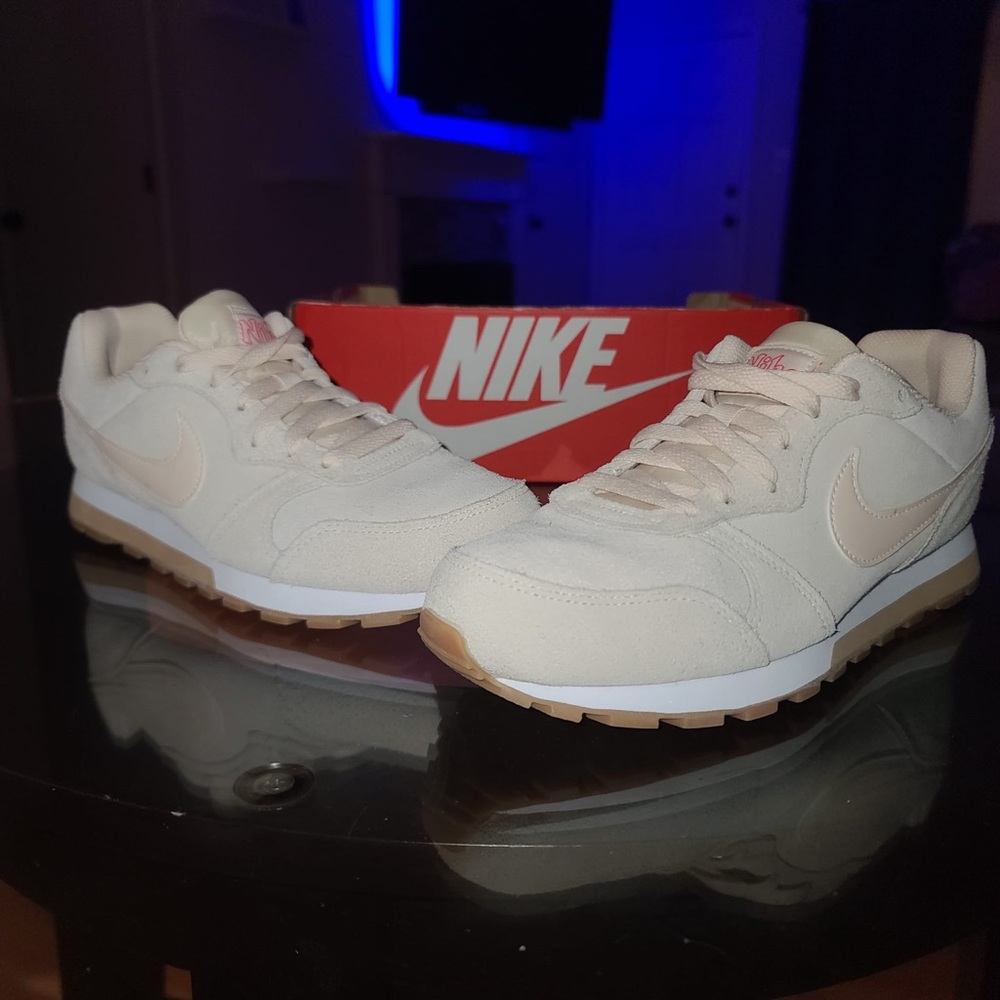 Women’s Nike MD Runner 2 SE sz 8